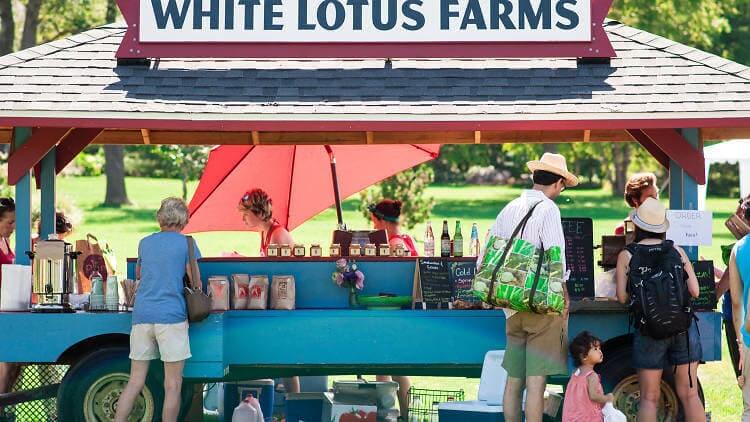 Memorial Day Getaways from Chicago | Move Matcher | Chicago Street farmer store on the street